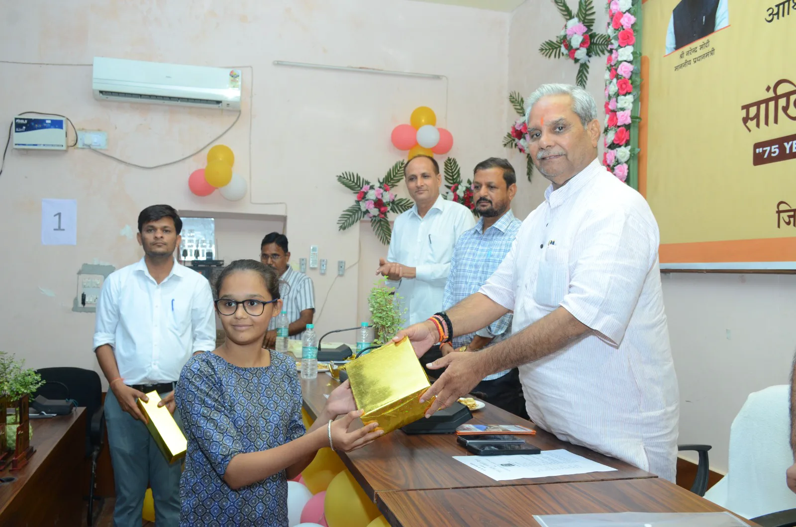 विद्यार्थी बड़ा लक्ष्य तय कर आगे बढ़ें : मुख्य सचेतक जोगेश्वर गर्ग