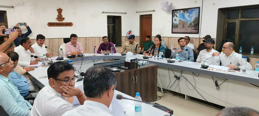 प्रभारी मंत्री ने की जालोर में बजट घोषणाओं की समीक्षा: सुन्देलाव तालाब से सीवरेज हटाने का दिया सख्त निर्देश