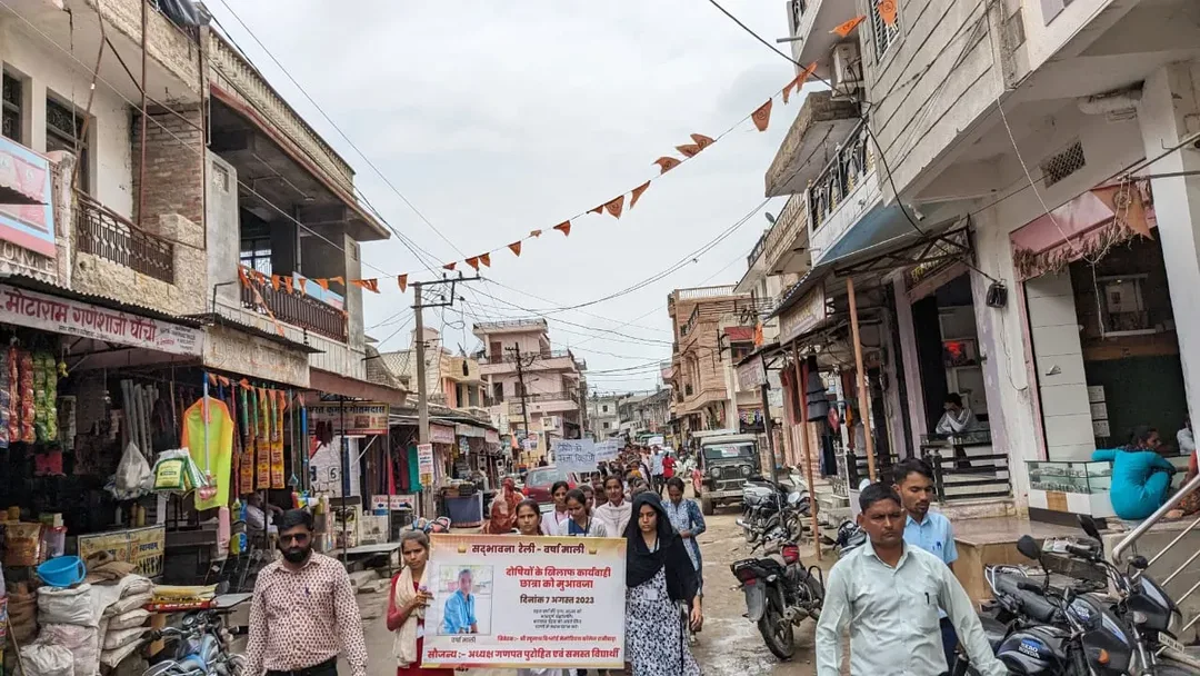 स्टूडेंट की मौत पर सहपाठियों ने निकाली सद्भावना रैली, आरोपियों की गिरफ़्तारी की मांग
