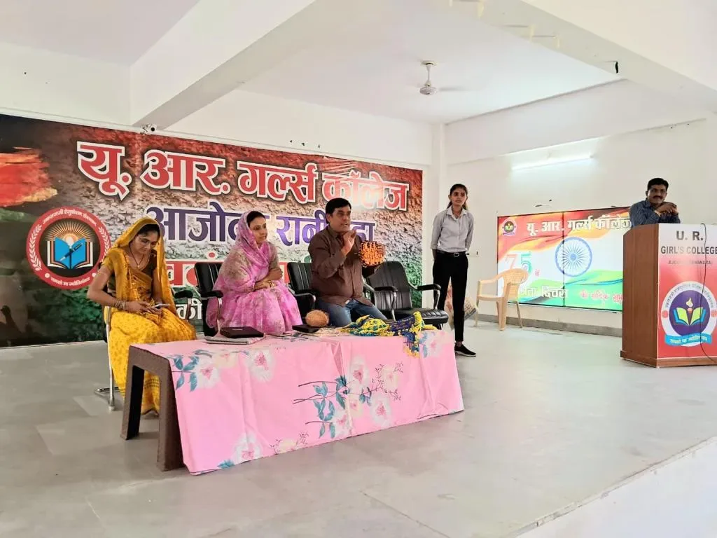 महिला आत्मनिर्भरता को लेकर यूआर गर्ल्स में वर्कशॉप सम्पन्न, बडगांव सरपंच श्रीमती करिश्मासिंह देवड़ा ने गर्ल्स को सैल्फ रिलायंस को लेकर किया मोटिवेट – फोटो 2