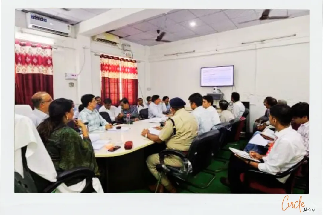 जिले के नागरिकों के लिए सड़क, बिजली एवं पेयजल हेतु प्रभावी व्यवस्था सुनिश्चित करें- संभागीय आयुक्त