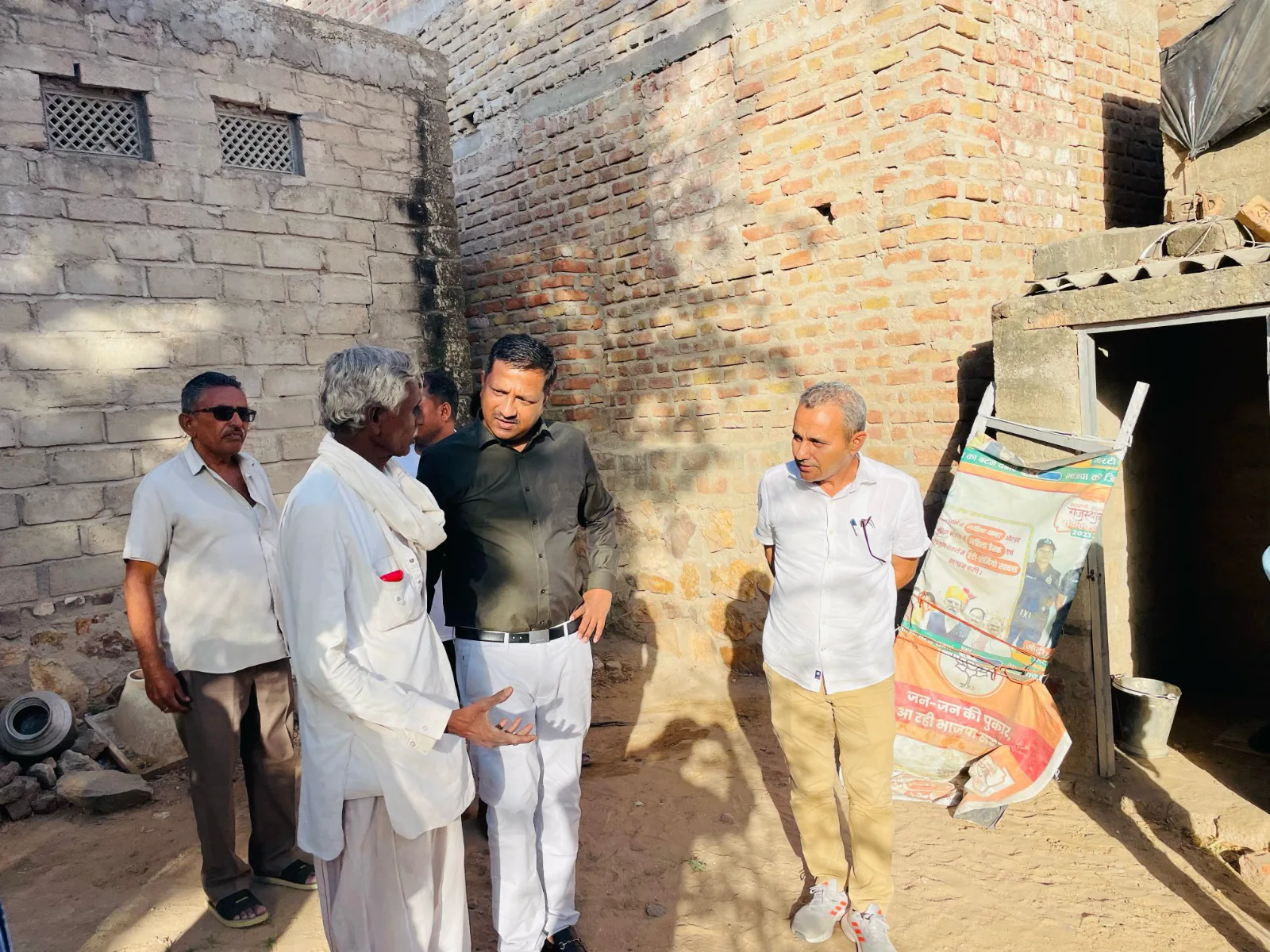जिला कलक्टर ने पेयजल संबंधित समस्याओं के निस्तारण को लेकर सायला क्षेत्र का किया दौरा