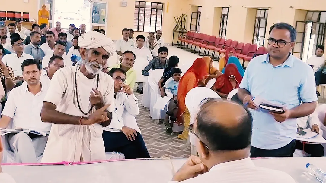 जिला कलेक्टर ने किया आमजन की समस्याओं का किया त्वरित निस्तारण, रानीवाड़ा में रात्रि चौपाल का हुआ आयोजन – फोटो 2