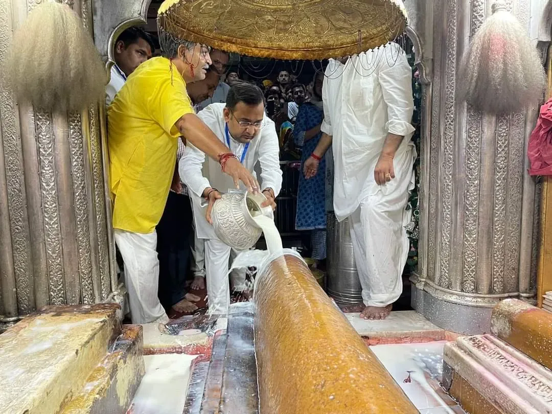 जैसलमेर कलेक्टर टीना डाबी ने किया बाबा रामदेव की समाधि पर अभिषेक, लाखों भक्तों की लगी कतार, अब 24 घंटे दर्शन की सुविधा