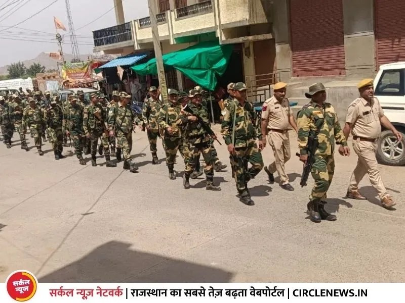 चुनाव को लेकर सीमा सुरक्षा बल के जवानों ने निकाला फ्लैग मार्च, लोगों को किया जागरूक