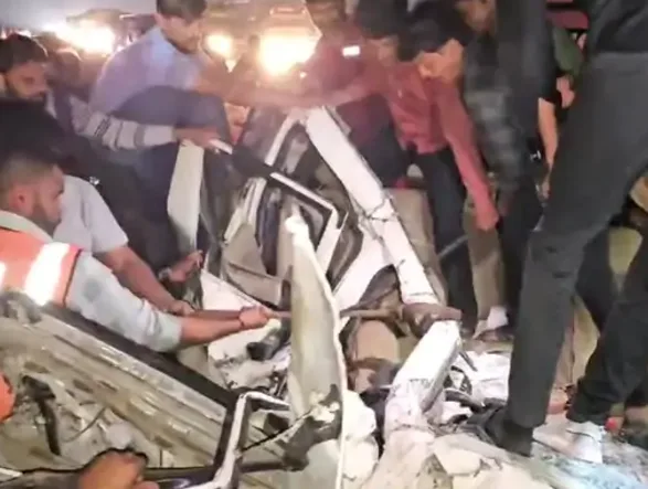 नडियाद के पास भीषण हादसा, टायर फटने से दो वाहन भिडे, जसवंतपुरा के तीन जनों की मौत – फोटो 2