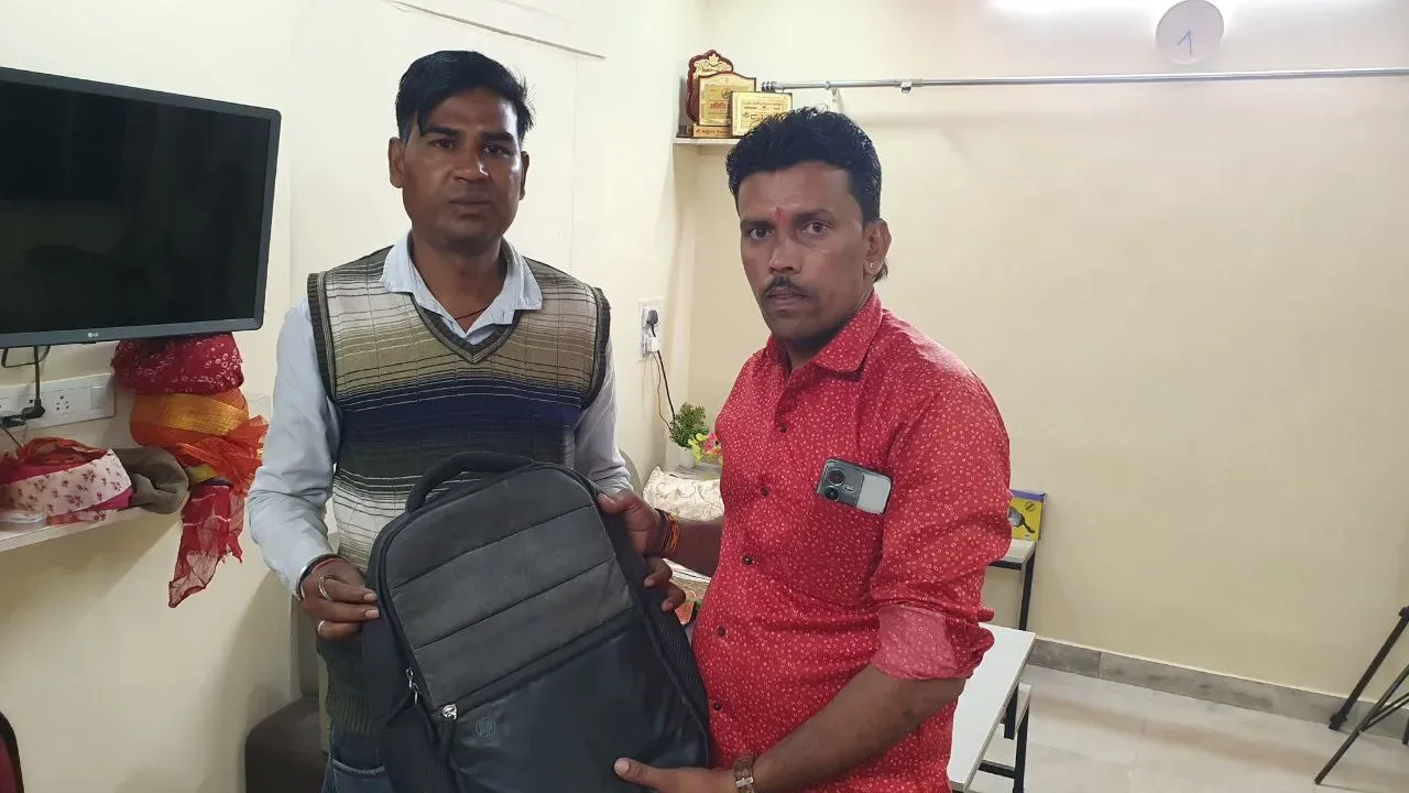 भजनगायक रमेश प्रजापत ने पेश की ईमानदारी की मिशाल