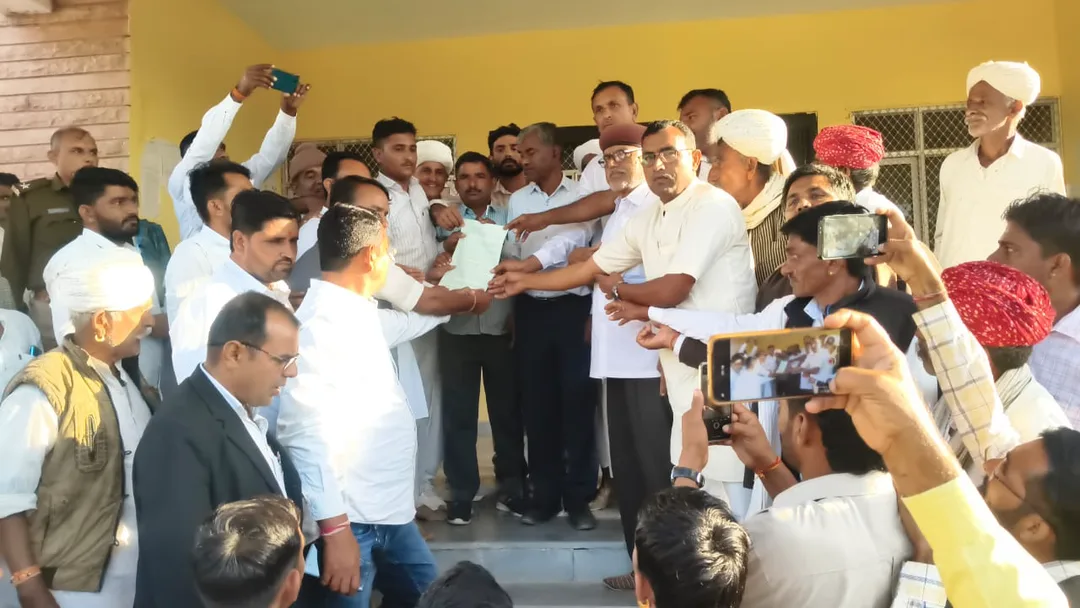 चितलवाना: पटवारी की 'मनमर्जी' के खिलाफ ट्रैक्टरों की गर्जना, 110 ट्रैक्टरों के साथ 800 किसानों ने मुख्यालय घेरा