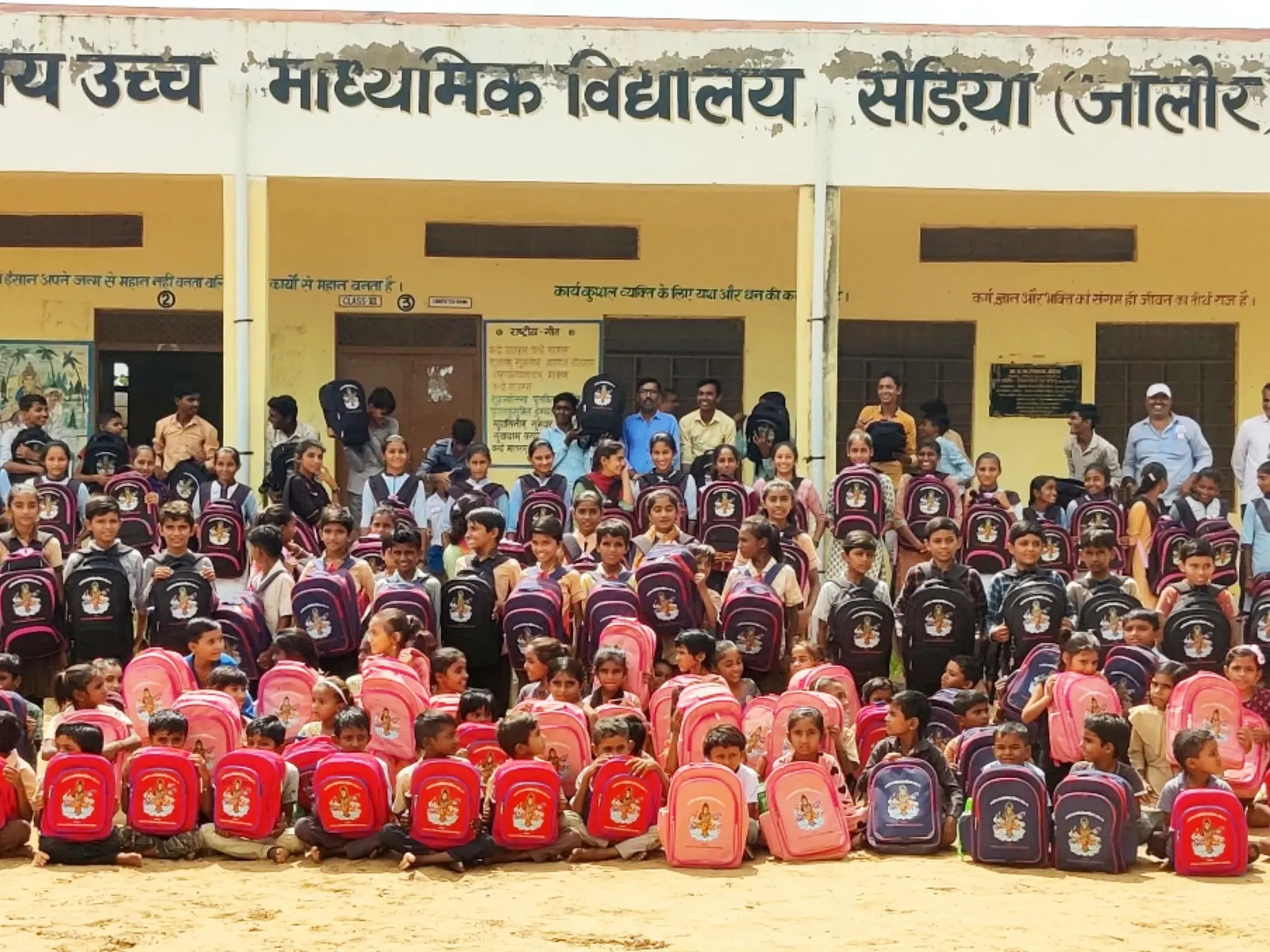 कपड़े की थैलियों में किताबे स्कूल ले जाती लड़कियों को देख भामाशाह आए आगे, 500 स्टूडेंट्स को दे दिए बैग