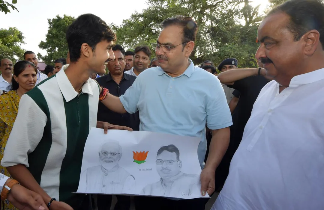 जालोर की धरा पर जननायक का 'देसी अंदाज': पंसेरी की गलियों में घूमे मुख्यमंत्री, सुन्धा धाम में टेका मत्था – फोटो 3