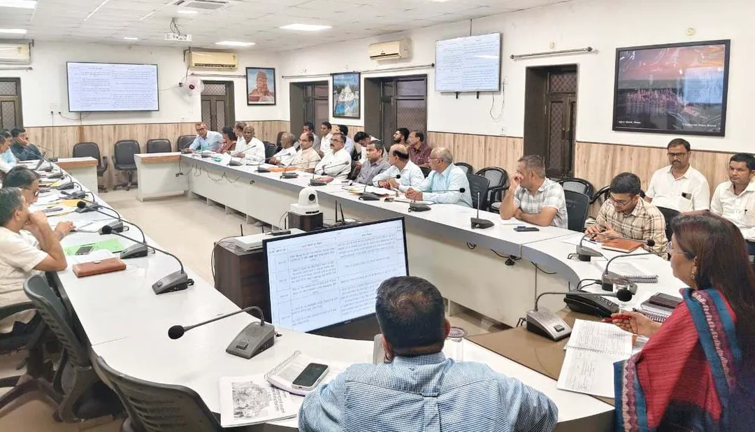 केन्द्र व राज्य सरकार की फ्लैगशिप योजनाओं तथा बजट घोषणाओं की क्रियान्विति प्राथमिकता के साथ सुनिश्चित करें-संभागीय आयुक्त