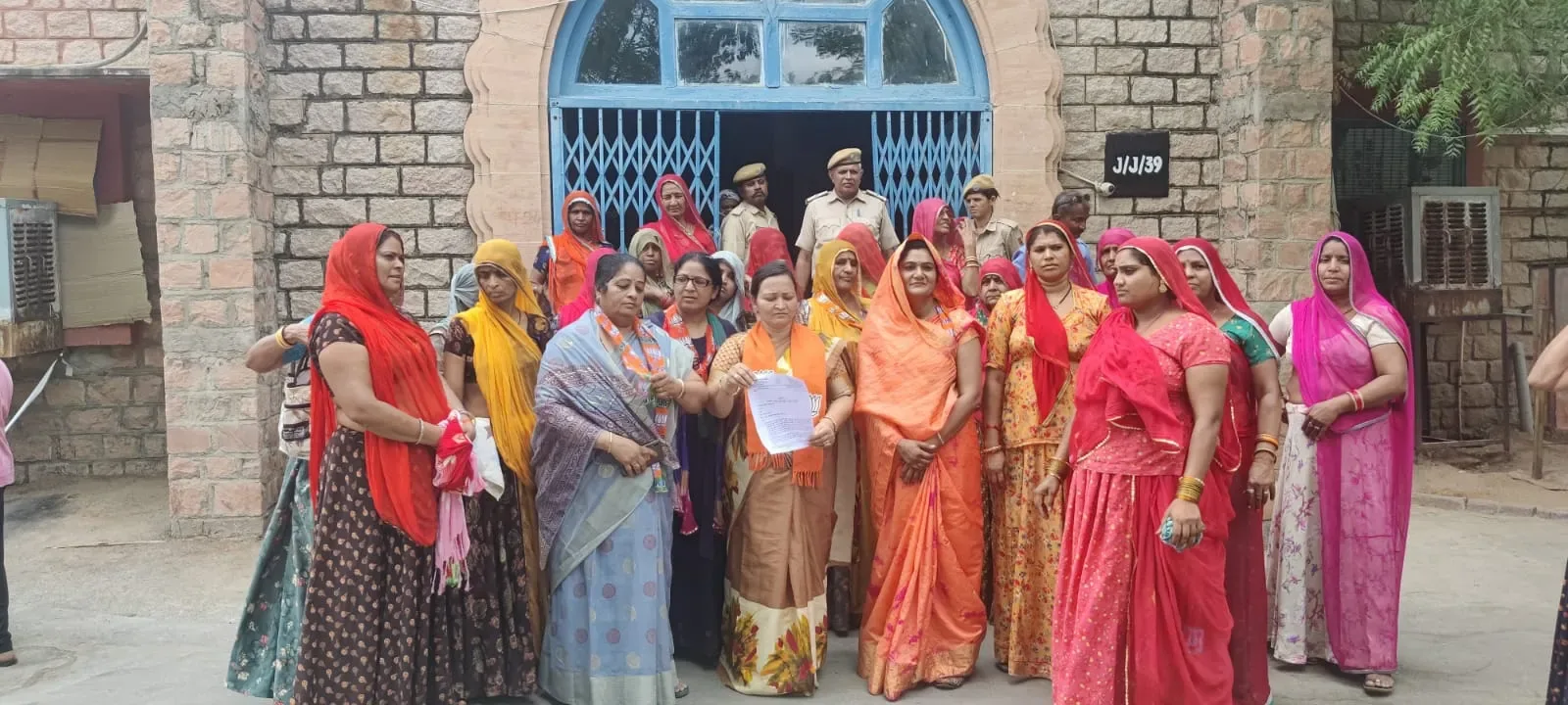 पेयजल समस्या से जूझ रहा जालौर, भाजपा जिलाध्यक्ष मंजू सोलंकी ने सौंपा ज्ञापन, मटका फोड़ कार्यक्रम का भी हुआ आयोजन