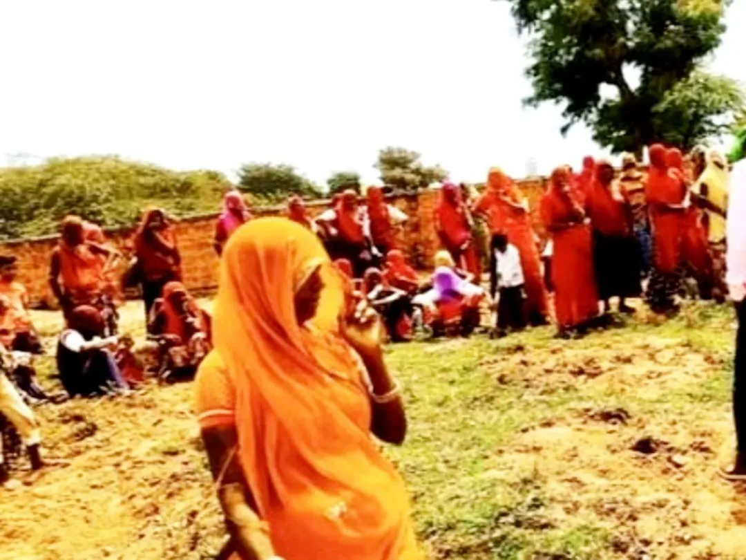 आदिवासियों के कानून की जानकारी आदिवासियों की वेशभूषा में, रानीवाड़ा में पीएलवी का नवाचार