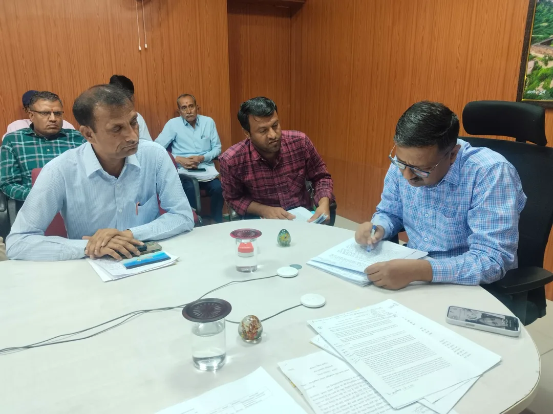 जिला कलक्टर ने जनसुनवाई में परिवाद पर सुनवाई करते हुए त्वरित निस्तारण के दिए निर्देश