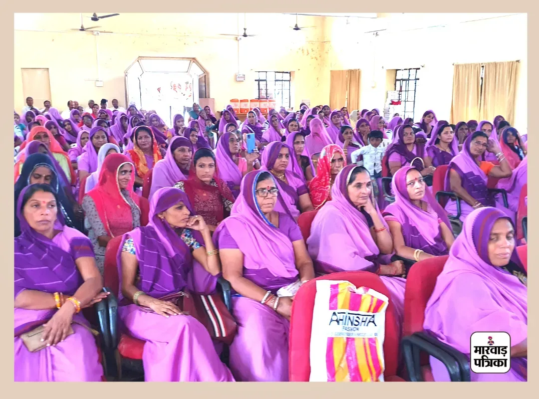 मुख्यमंत्री डिजिटल सेवा योजना हुई शुरू, आंगनवाड़ी कार्यकर्ताओ को वितरित किए स्मार्टफोन, अब रजिस्टर फ्री होंगे केंद्र – फोटो 2